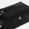Nuestra bolsa de aseo está confeccionada en piel sintética y presenta una textura granulada natural en toda su silueta rectangular